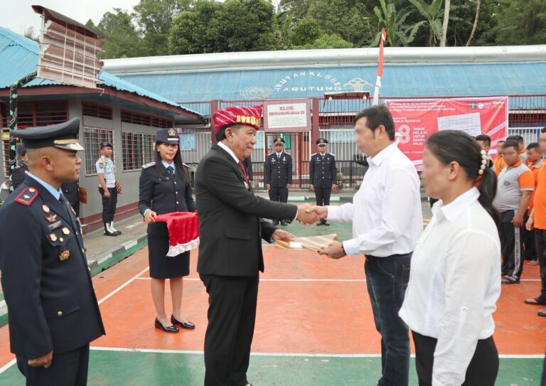 Wakil Bupati Kabupaten Tapanuli Utara Berikan Secara Simbolis Remisi Umum (RU) kepada Narapidana Rutan Tarutung