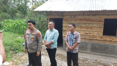 Miris Dengan Kondisi Rumah Warga, Kapolres Toba Bantu Perbaiki Warga Desa Sibaruang