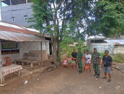 Babinsa Koramil 1308-04/PTM Kodim 1309 Manado Masuk Dapur Bantu Warga Kurang Mampu