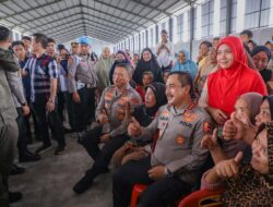 Polri Sapa Masyarakat, Wakapolri Salurkan 3.500 Paket Sembako Bakti Sosial Polri Untuk Negeri Di Belawan