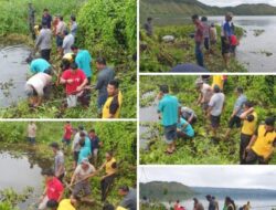 Camat Harian & Kapolsek Harian Boho bersama Pemerintah Desa Laksanakan Jumat Bersih Membersihkan Eceng Gondok Di Perairan Danau Toba