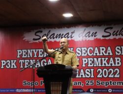 PPPK Tenaga Guru Pemkab Taput Terima  Gaji Secara Simbolis Dari Bupati Taput