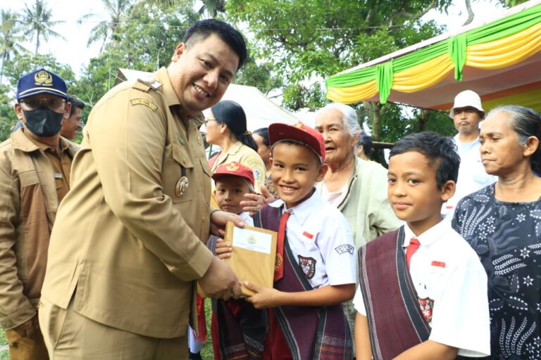 Bupati Samosir berkantor di Desa Parmonangan Kecamatan Simanindo 