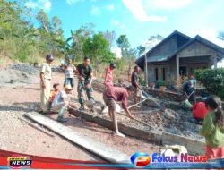 Guna Mendukung Program Pemerintah Daerah, Babinsa 1621 Membantu Warga Melakukan Pengerjaan Jalan