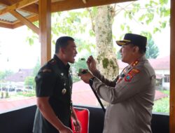 Kapolres Humbahas Berikan Surprise Kepada Dandim 02/10 Taput Peringati HUT TNI Ke-78