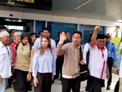 Ribuan Massa Di Bandara Silangit Sambut Safari Politik Cawapres Gibran Rakabuming Raka Dan Bobby Nasution