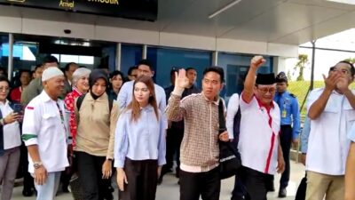 Ribuan Massa Di Bandara Silangit Sambut Safari Politik Cawapres Gibran Rakabuming Raka Dan Bobby Nasution