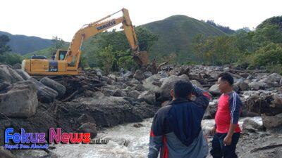 Pemerintah kecamatan Harian Mendampingi Operator Alat Berat Dinas PUTR Samosir Melaksanakan Kegiatan Normalisasi Aliran Sungai Di Desa Siparmahan