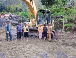 Dinas PUTR Samosir Melaksanakan Normalisasi Aliran Sungai Dan Pembersihan Di Daerah Korban Banjir Bandang Samosir