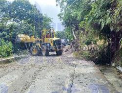 Loader Alat Berat Dinas PUTR Samosir Atasi Jalan longsor Tele -Pangururan