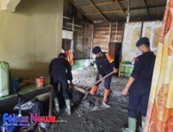 Polisi Bersihkan Rumah Warga Terdampak Bencana Longsor di Humbahas