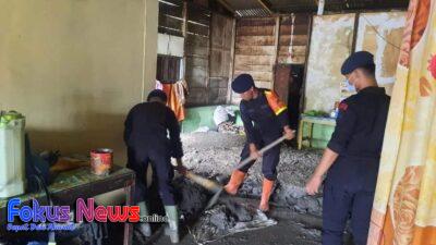 Polisi Bersihkan Rumah Warga Terdampak Bencana Longsor di Humbahas