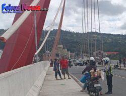 Subsatgas Patroli Polres Samosir Tertibkan Kendaraan Parkir dari Jembatan Tano Ponggol