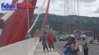 Subsatgas Patroli Polres Samosir Tertibkan Kendaraan Parkir dari Jembatan Tano Ponggol