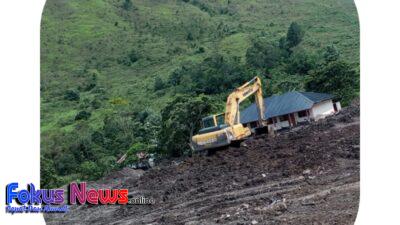 UPTD Alat Berat Dinas PUTR Samosir Tetap fokus Membersiihkan Lumpur dan Batu-batuan Di Halaman Sekolah SMPN 2 Harian