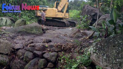 Dinas PUTR Samosir Melaksanakan Normalisasi Aliran Sungai Di Desa Janji Martahan Kecamatan Harian