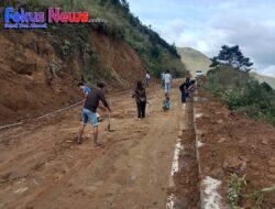 Pemdes Hariapohan Kecamatan Harian Bersihkan Tanah Longsor di Badan Jalan Secara Manual