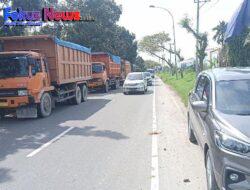 Diduga Truck Pengangkut Material Sport Centre Parkir Sembarangan Timbulkan Korban