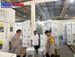 Kapolres Humbahas AKBP Hary Ardianto S.H., S.I.K., M.H, melakukan pengecekan Gudang logistik KPU