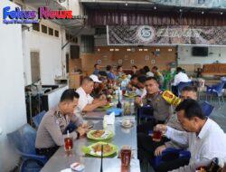 Kapolres Labuhanbatu AKBP Dr. BERNHARD L. MALAU, SIK, MH Ajak Abang-abang Becak Sarapan Bersama