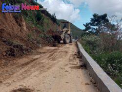 Pemdes Hariara Pohan Apresiasi Dinas PUTR Samosir Yang Sigap Membersihkan Tanah Longsor di Jalan Lintas Provinsi