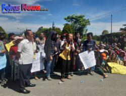 Ratusan Warga Desa Riaria Kecamatan Pollung Rame-rame Seruduk Kantor Bupati Humbahas