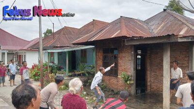 Polsek Simanindo Bantu Padamkan Api dan Amankan TKP Kebakaran Rumah Di Desa Ambarita