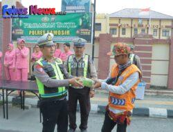 Polres Samosir Berbagi Takjil kepada Masyarakat dan Tahanan