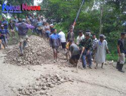 Kemacetan Akibat Pergeseran Tanah Di Desa Nobi- Nobi, Babinsa Koramil 1621/02 Turun Tangan