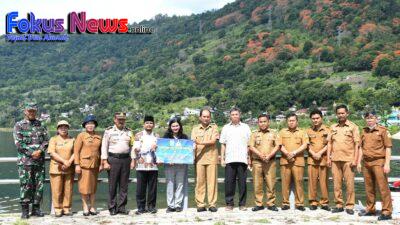 Sekda Kabupaten Samosir Bersama Forkopimda Tebar 290.000 Bibit Ikan Nila di Danau Toba