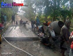 Anggota Koramil 1621-02/Abanteng Bersama Warga Desa Enonapi Laksanakan Gotong Royong Pengecoran Jalan Rabat Beton