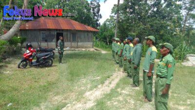 Sertu Kalfin Magang Babinsa Kodim 1621/TTS , Latih Linmas Peraturan Baris Berbaris Di Desa Baki