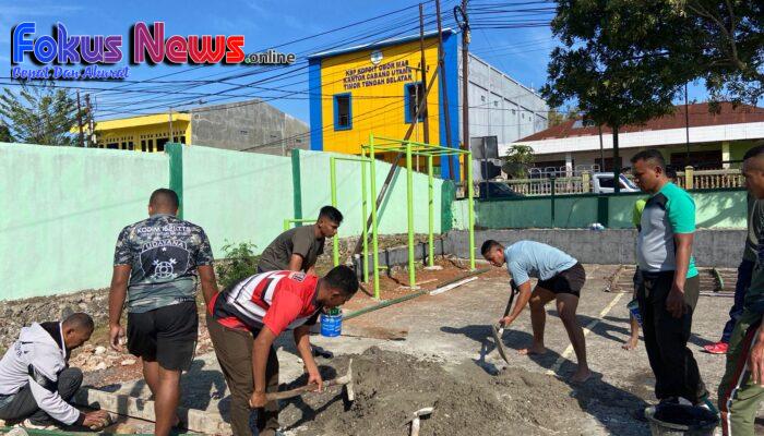 Bahu Membahu Anggota Staf Kodim 1621/TTS Lakukan Perbaiki Pangkalan