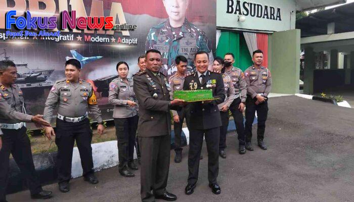 HUT TNI Ke-79, Kapolres Bitung Berikan Kejutan Kepada Dandim 1310 Bitung