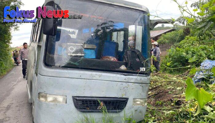 1 Pelajar Tewas dan 3 Luka-Luka Akibat Bus Pengangkut Anak  Sekolah Terbalik