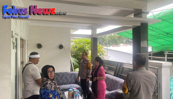 Istri Anggotanya Meninggal, Kapolres Bitung dan Ketua Bhayangkari Cabang Bitung Melayat Dirumah Duka