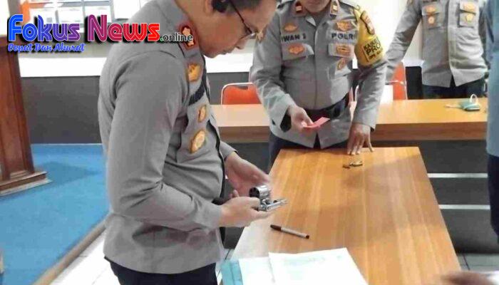 Pastikan Digunakan Sesuai Ketentuan, Kapolres Bitung Lakukan Pemeriksaan senjata api dinas.