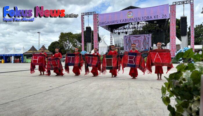 Hari Jadi Kabupaten Toba Ke-26, Sekolah Adat Natumingka Wakili Kecamatan Borbor Perlombaan Tortor