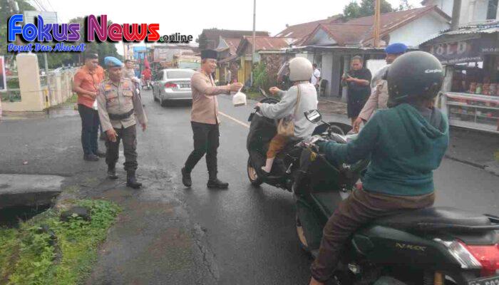 Momen Berkah Ramadhan, Kapolres Bitung AKBP ALBERT ZAI.,SIK.,MH Bagi Takjil Buka Puasa