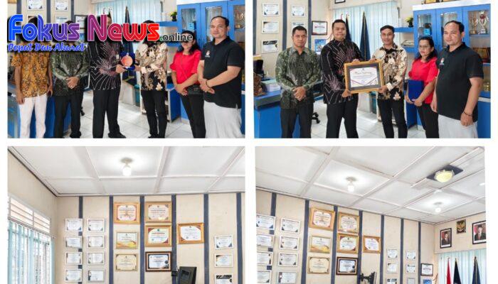 Rutaru Terima Penghargaan Dari KPU Taput Sukseskan Pilkada