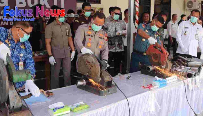 Kerja Keras Polres Bitung Barang Bukti  Ribuan Liter Miras dan Sajam  Serta Knalpot Brong Dihancurkan.