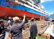 Datangi TKP Kebakaran Kapal di PT Patemang Dock Yard Bitung, Polisi Bantu Petugas Pemadam Kebakaran