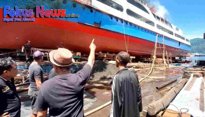 Datangi TKP Kebakaran Kapal di PT Patemang Dock Yard Bitung, Polisi Bantu Petugas Pemadam Kebakaran