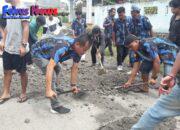DPD IPK Kab.Karo Melaksanakan Kegiatan Sosial Dengan Menimbun Jalan Rusak di Desa Tiga Pancur