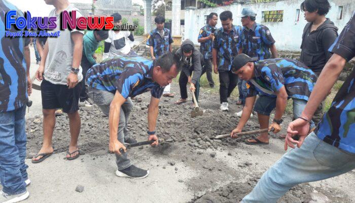 DPD IPK Kab.Karo Melaksanakan Kegiatan Sosial Dengan Menimbun Jalan Rusak di Desa Tiga Pancur
