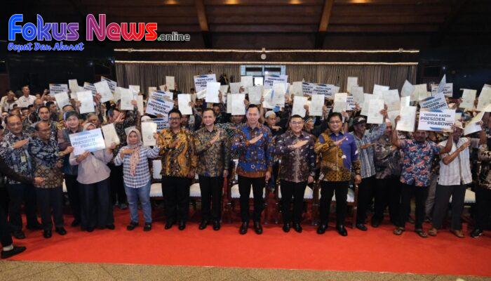 Pemerintah Serahkan 1.120 Sertipikat Tanah untuk Transmigran di Sukabumi, Wamen Ossy: Ini Pengakuan Negara