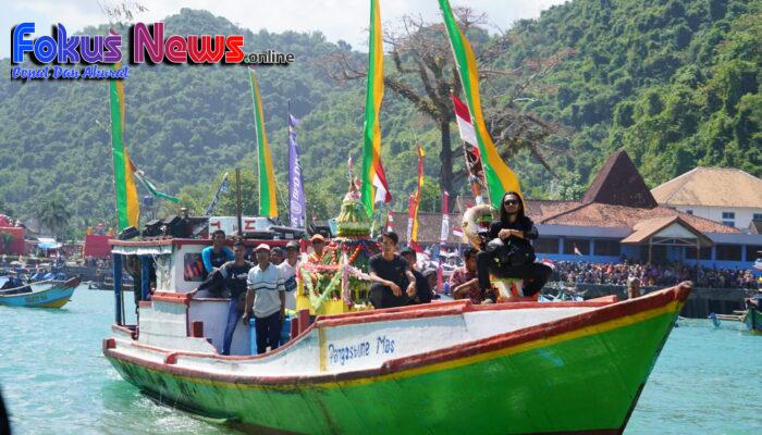 Acara Petik Laut Pantai Sadeng Sebagai Wujud Syukur Masyarakat Pesisir Pantai