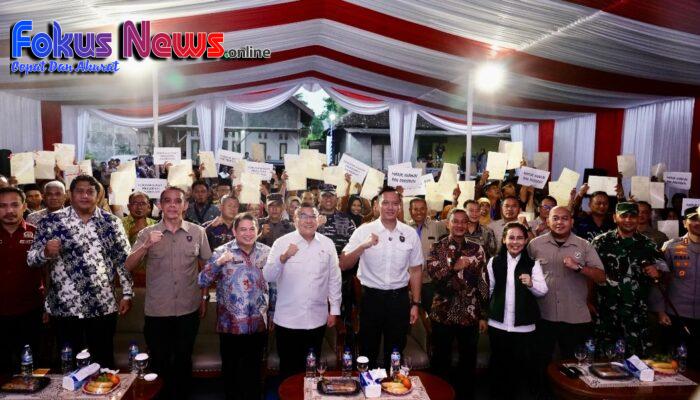 Lampaui Target Penyelesaian PTSL, Menko AHY dan Wamen Ossy Serahkan Langsung Sertipikat Masyarakat Kabupaten Pacitan