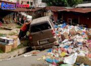 Sungguh Memprihatinkan Sebuah Mobil Minibus APV Terjerembab Diantara Tumpukan Sampah Dipasar Aek Nabara