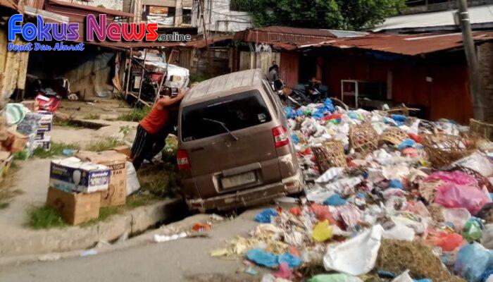 Sungguh Memprihatinkan Sebuah Mobil Minibus APV Terjerembab Diantara Tumpukan Sampah Dipasar Aek Nabara